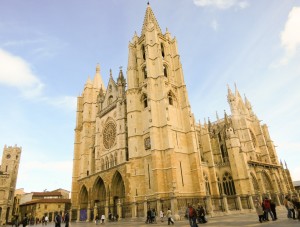 Driving right past the León Cathedral!